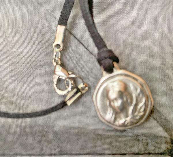 Fio em Couro e Metal Signos Virgem, Novo/Exclusivo. Colares