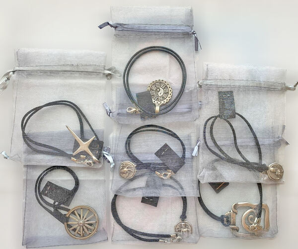 Fio em Couro e Metal Signos Virgem, Novo/Exclusivo. Colares