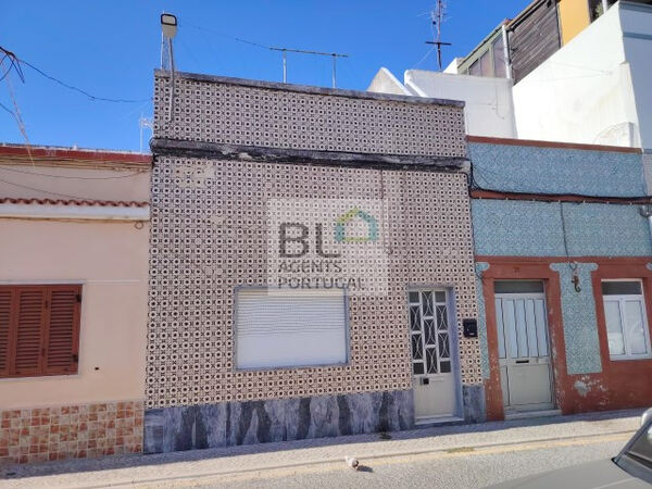 Moradia em Banda T1 + 2. Casa e apartamentos para vender