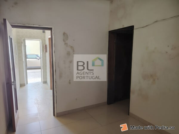 Moradia em Banda T1 + 2. Casa e apartamentos para vender