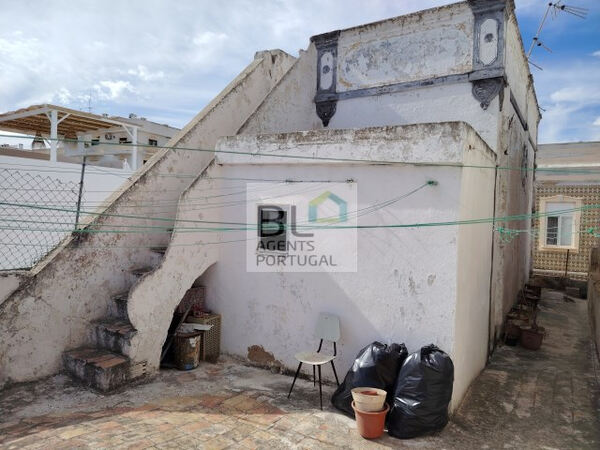 Moradia em Banda T1 + 2. Casa e apartamentos para vender