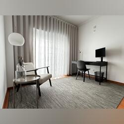 Alugo Quarto com WC privativa (despesas incluídas). Ofereço Quarto para Arrendar. Seixal. 25 m2 1 quarto Cama de solteiro   1 banho Longo (12+ meses) Andar baixo Ar condicionado Casa de banho privada Mobiliado Quarto privado Elevador Limpeza incluída Proibido fumar