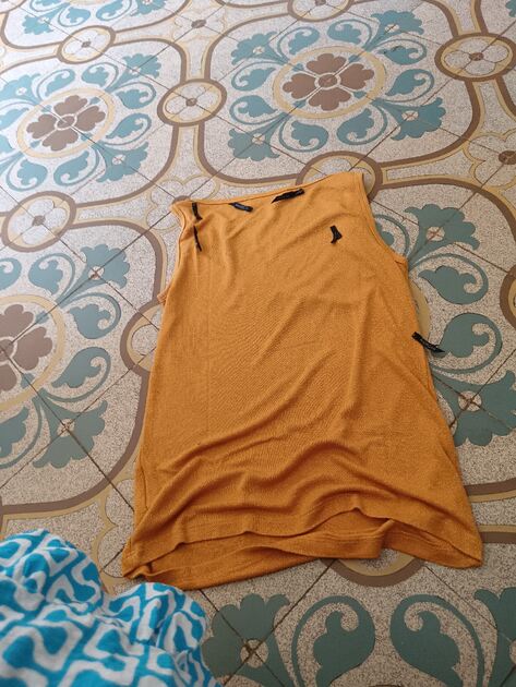 Blusa regata da marca MORGAN, cor laranja mostarda. Camisas e Blusas