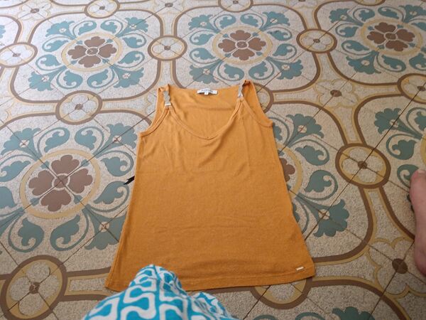 Blusa regata da marca MORGAN, cor laranja mostarda. Camisas e Blusas