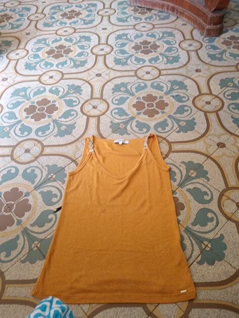 Blusa regata da marca MORGAN, cor laranja mostarda. Camisas e Blusas