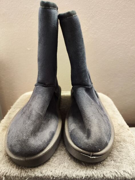 Botas estilo Pantufa acinzentadas n40 da Justine . Botas e botins