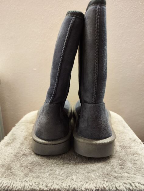 Botas estilo Pantufa acinzentadas n40 da Justine . Botas e botins