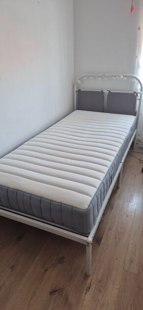 Cama de solteiro + colchão semi-novo (90x200cm). Camas