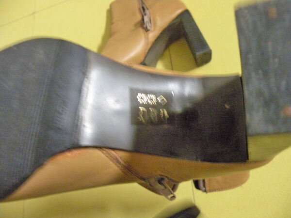 Botins de Senhora de Salto Alto em Pele. Botas e botins