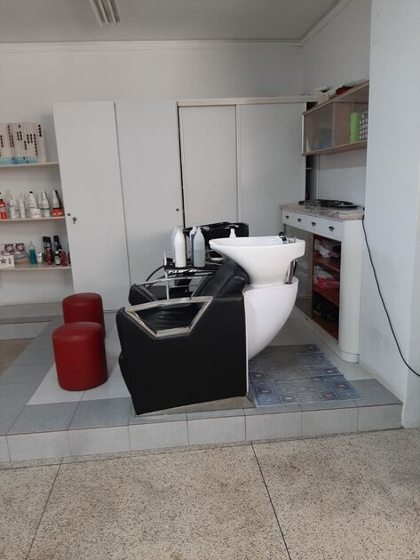 Trespasse Cabeleireiro e Estética com Pronto-a-vestir . Estabelecimentos para arrendar
