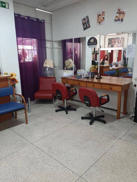 Trespasse Cabeleireiro e Estética com Pronto-a-vestir . Estabelecimentos para arrendar