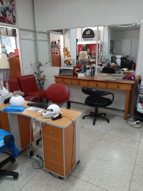 Trespasse Cabeleireiro e Estética com Pronto-a-vestir . Estabelecimentos para arrendar