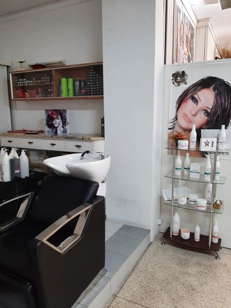 Trespasse Cabeleireiro e Estética com Pronto-a-vestir . Estabelecimentos para arrendar
