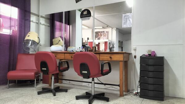 Trespasse Cabeleireiro e Estética com Pronto-a-vestir . Estabelecimentos para arrendar