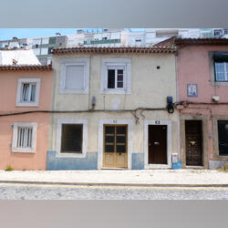 Oportunidade Moradia 2 Pisos + sotão na Rua do Lumiar, para renovar. Casa e apartamentos para arrendar. Benfica.     