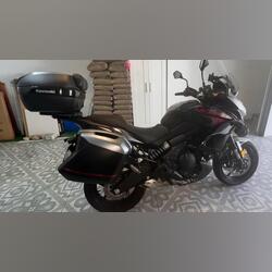 Vender Kawasaki Versys 650 Grand Tourer. Motos. Gondomar. 2021  Sachs 14.913 km Touring Gasolina sem chumbo Preto 69 cc Arrancador eléctrico Catalisador Farol redondo Luzes Led Travões abs Assento baixo Com bau Com dois lugares Com encosto Pára-brisas Topcase Novo / Como novo