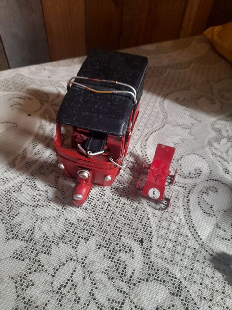 tuke tuke e carrinho em chapa. Carros de brinquedo