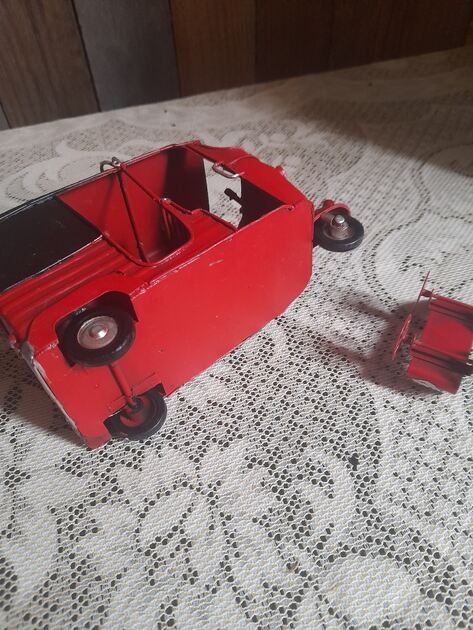 tuke tuke e carrinho em chapa. Carros de brinquedo