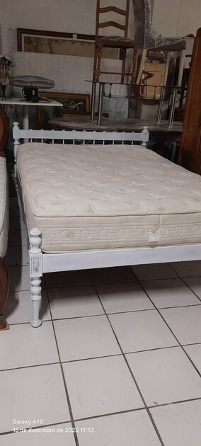 Cama de casal com colchão. Camas