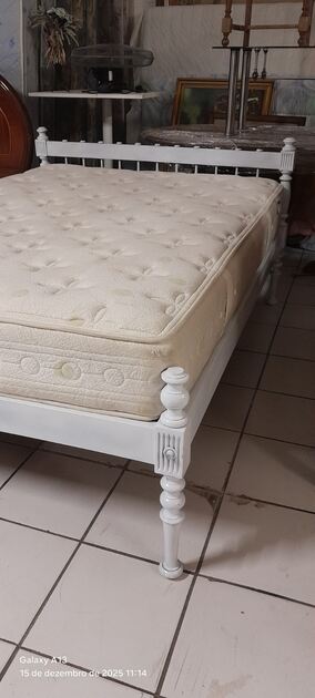 Cama de casal com colchão. Camas