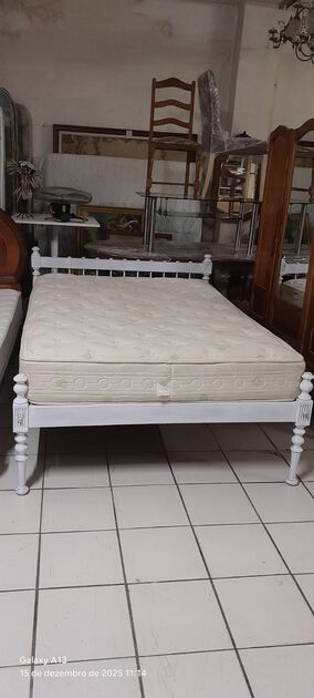 Cama de casal com colchão. Camas