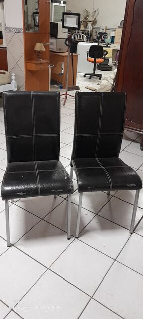 2 cadeiras em pele e metal. Cadeiras