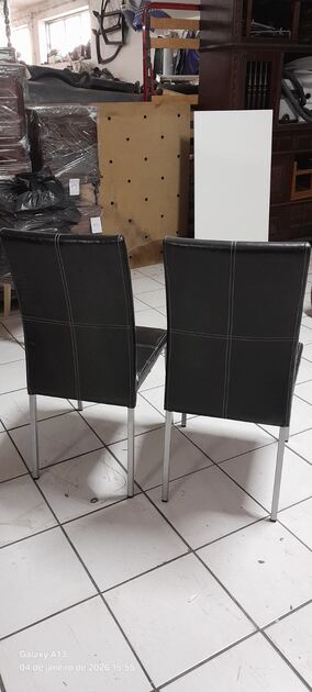 2 cadeiras em pele e metal. Cadeiras