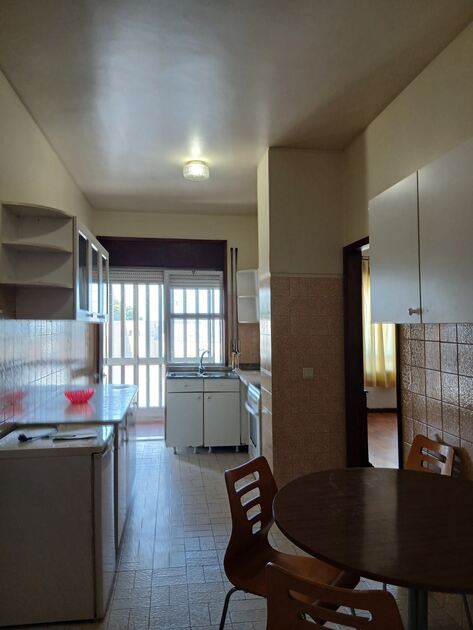Arrendo T5 mobilado no Porto 1200€/mês. Casa e apartamentos para arrendar