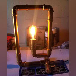 Candeeiro Rustico em tubo PVC. Candeeiros. Led Luz amarela De mesa De sala  Novo / Como novo Candelabro Com interruptor Dourado Retro/Vintage Rústico