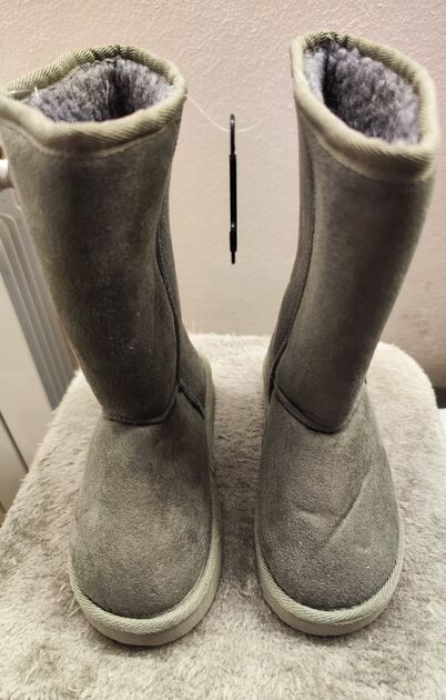 Botas estilo Pantufa acinzentadas n 32 da Dompé . Botas