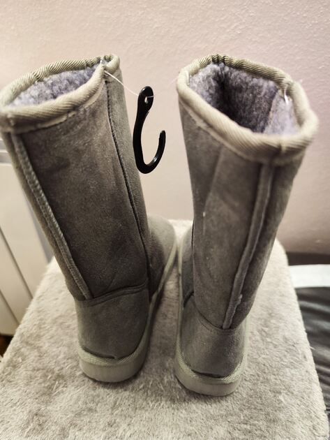 Botas estilo Pantufa acinzentadas n 32 da Dompé . Botas