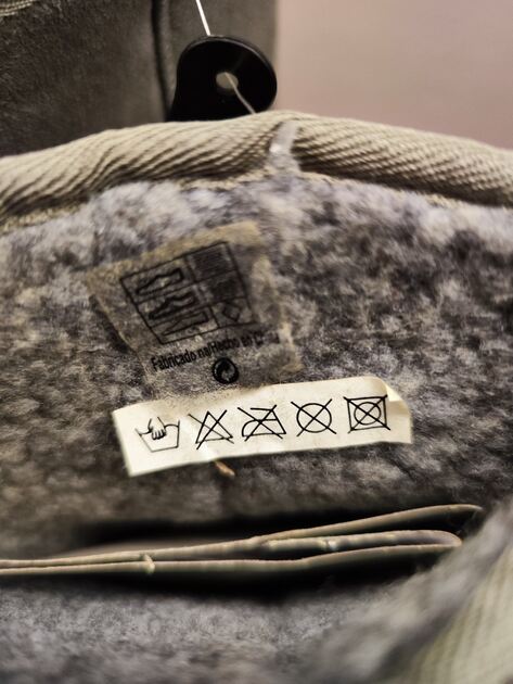 Botas estilo Pantufa acinzentadas n 32 da Dompé . Botas