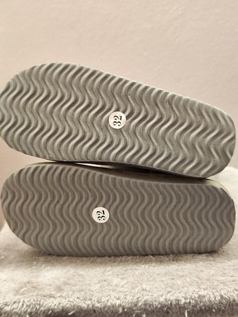 Botas estilo Pantufa acinzentadas n 32 da Dompé . Botas