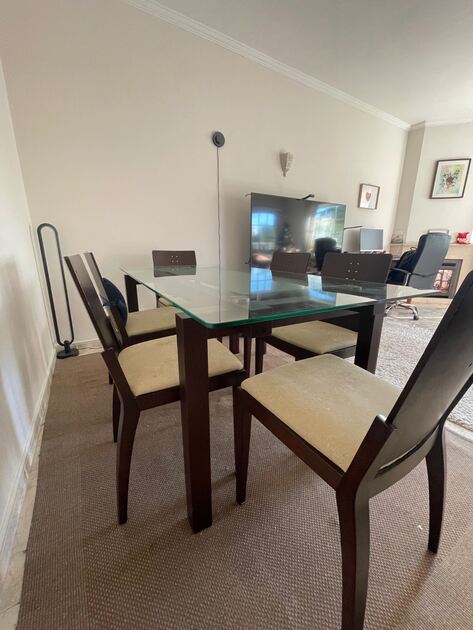 Mesa com 6 cadeiras. Conjunto de mesa e cadeiras