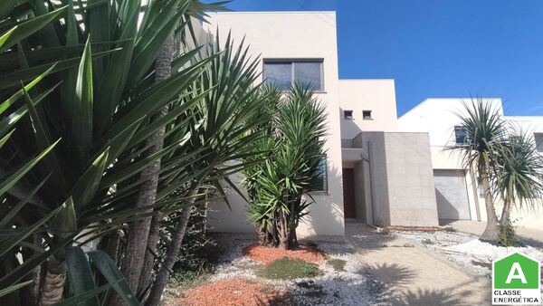 Moradia T4 com suite em Palmeira de Faro / Esposen. Casa e apartamentos para vender