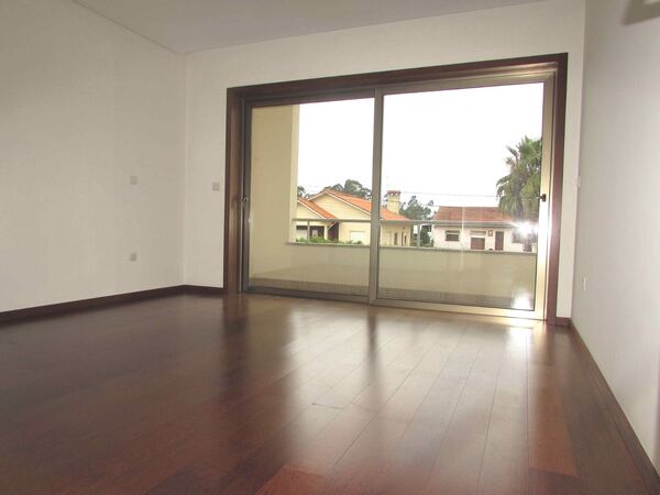 Moradia T4 com suite em Palmeira de Faro / Esposen. Casa e apartamentos para vender