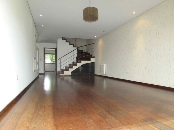Moradia T4 com suite em Palmeira de Faro / Esposen. Casa e apartamentos para vender