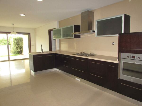 Moradia T4 com suite em Palmeira de Faro / Esposen. Casa e apartamentos para vender
