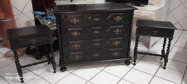 Cómoda e 2 mesinhas de cabeceira. Conjuntos de móveis para quarto