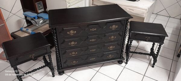 Cómoda e 2 mesinhas de cabeceira. Conjuntos de móveis para quarto