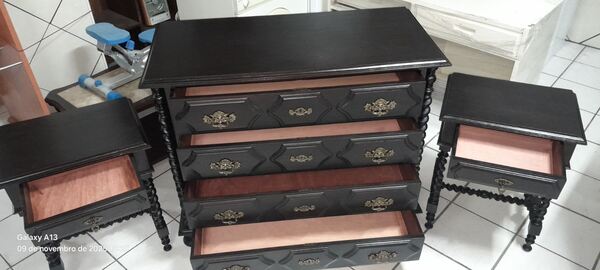 Cómoda e 2 mesinhas de cabeceira. Conjuntos de móveis para quarto