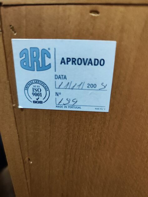 Cama de solteiro com colchão em madeira Faia da ARC . Camas