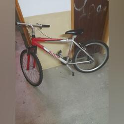 bicicleta em bom estado . Bicicletas