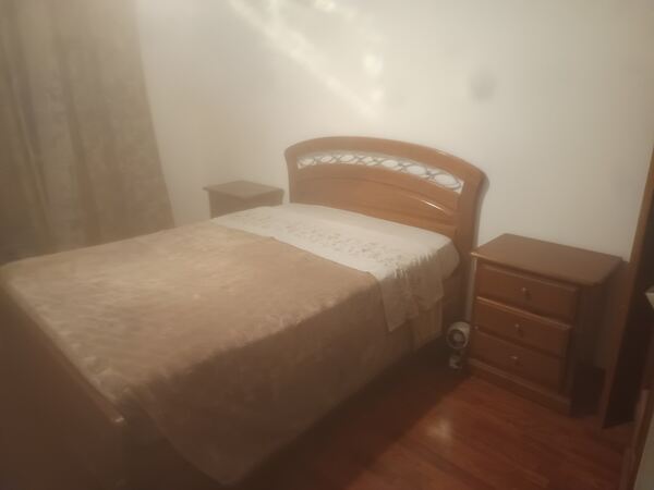 Vendo cama casal e mesas. Conjuntos de móveis para quarto