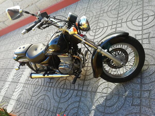 Suzuki GZ 250 Marauder AR (2006). Motos