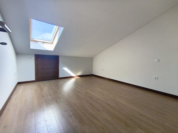 Apart. T2+2 duplex em Marinhas (2986). Casa e apartamentos para arrendar