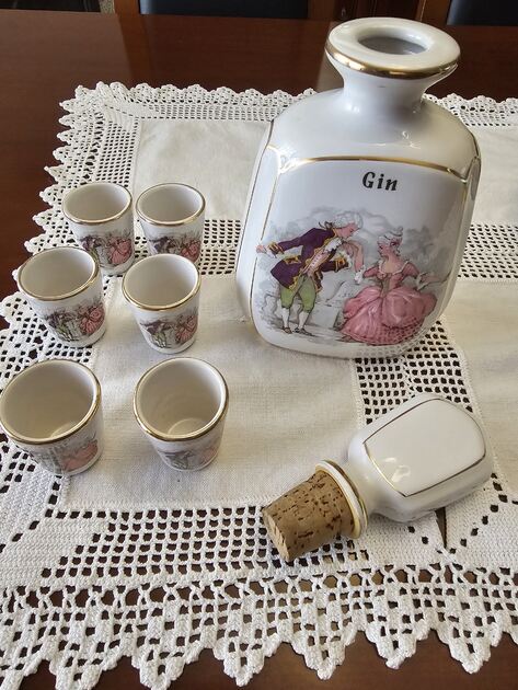 Várias peças decorativas . Mobiliário antigo