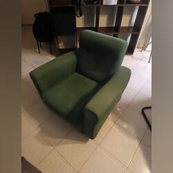 Vendo Poltrona em tecido verde. Dimensões: 41x29x82 cm: . Sofás e Poltronas