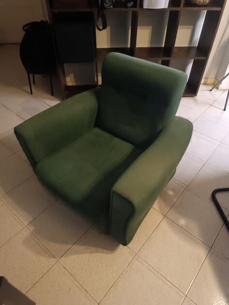 Vendo Poltrona em tecido verde. Dimensões: 41x29x82 cm: . Sofás e Poltronas