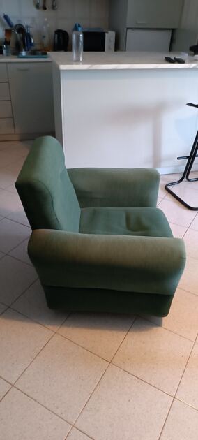 Vendo Poltrona em tecido verde. Dimensões: 41x29x82 cm: . Sofás e Poltronas
